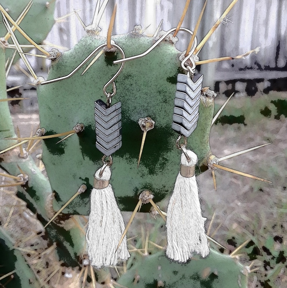 HP~ Arrowhead and tassell earrings - Picture 2 of 7